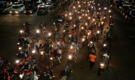 Kendaraan pemudik antre saat akan masuk ke kapal roro untuk menyebrang ke Pulau Sumatera, di Pelabuhan Merak, Banten, Selasa (14/7) .