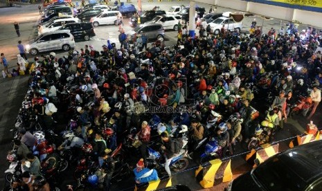 Kendaraan pemudik antre saat akan masuk ke kapal roro untuk menyebrang ke Pulau Sumatera, di Pelabuhan Merak, Banten, Selasa (14/7) .