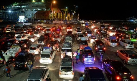 Kendaraan pemudik antre saat akan masuk ke kapal roro untuk menyebrang ke Pulau Sumatera, di Pelabuhan Merak, Banten, Selasa (14/7) .