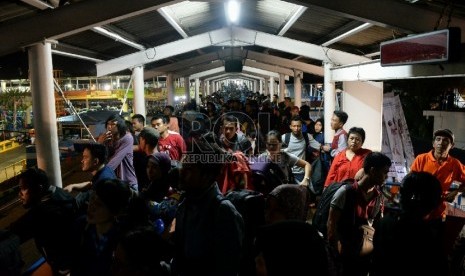 Kendaraan pemudik antre saat akan masuk ke kapal roro untuk menyebrang ke Pulau Sumatera, di Pelabuhan Merak, Banten, Selasa (14/7) .