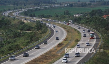 Kendaraan pemudik arus balik melewati jalur satu arah yang diberlakukan di Jalur Tol Cipali, Cirebon, Jawa Barat. (ilustrasi)