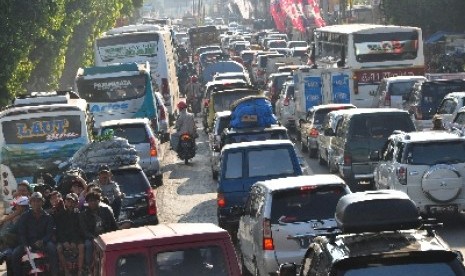 Kendaraan pemudik berjalan tersendat di Perempatan Maya, Jalur Pantura, Tegal, Jateng