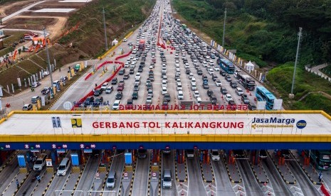 Kendaraan pemudik dari arah Jakarta antre saat akan memasuki Gerbang Tol Kalikangkung, Semarang, Jawa Tengah, Kamis (30/5/2019). 