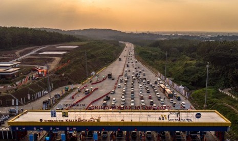 Kendaraan pemudik dari arah Jakarta memasuki Gerbang Tol Kalikangkung, Semarang, Jawa Tengah, Kamis (30/5/2019).