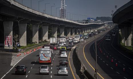 Kendaraan pemudik (lajur kiri) melintas menuju arah Jabodetabek di Jalan Tol Jakarta-Cikampek, Karawang, Jawa Barat, Ahad (8/5/2022). Pada H+5 Lebaran 2022, terjadi peningkatan volume kendaraan pemudik yang menuju arah Jabodetabek. 