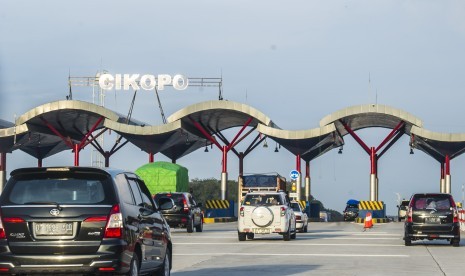 Kendaraan pemudik melewati pintu Tol Cikopo, Jawa Barat (ilustrasi).