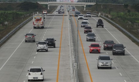 Kendaraan pemudik melintas di jalan Tol Trans Jawa ruas Ngawi-Kertosono di Kabupaten Madiun, Jawa Timur, Senin (3/6/2019).