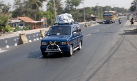    Kendaraan pemudik melintas di jalur Pantura di Ciasem, Subang, Selasa (14/8).