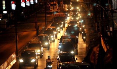 Kendaraan pemudik melintas di jalur pantura, Tegal, Jawa Tengah, Kamis (30/6) malam.