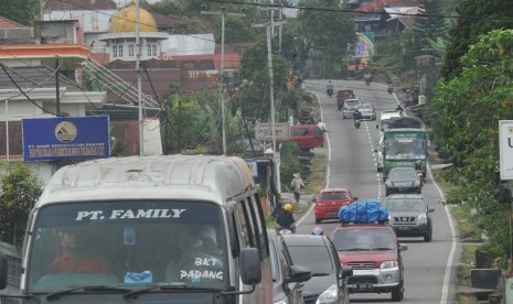 Kendaraan pemudik melintas di ruas jalan Padang - Bukittinggi, di Panyalaian, Tanahdatar, Sumatera Barat, Sabtu (1/6/2019).