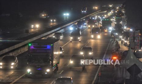 Kendaraan pemudik melintas di ruas Tol Cikopo-Palimanan, Subang, Jawa Barat, Sabtu (6/4/2024). Tol Cikopo-Palimanan kilometer 102 arah Cirebon, Jawa Tengah terpantau lancar dan terlihat lengang. Hanya terjadi kepadatan kendaraan pemudik yang mengantri untuk memasuki rest area. Lancarnya ruas tol tersebut akibat diberberlakukannya rekayasa lalu lintas satu arah di ruas tol Trans Jawa dari KM 72 Cikampek, hingga KM 414 Kalikangkung.