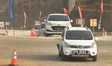 Kendaraan pemudik melintas di ruas tol fungsional Salatiga- Kartasura, di wilayah Susukan, Kabupaten Semarang, Jumat (8/6). Mulai hari ini, PT JSN telah membuka ruas tol fungsional ini bagi kendaraan pemudik.