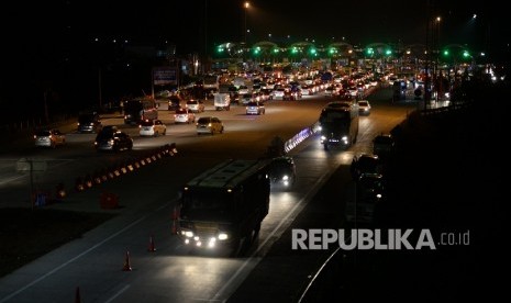 Kendaraan pemudik melintas di Tol Cikopo-Palimanan, Jawa Barat, Sabtu (2/7). Pada H-4 lebaran kendaraan pemudik yang melaui Tol Cipali ramai lancar sejak sore hari. Hal ini berbeda dengan H-5 yang macet cukup panjang.