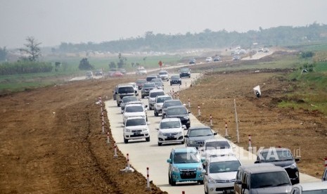  Kendaraan pemudik melintas di tol fungsional Brebes Timur- Gringsing, Jateng, Rabu (21/6). 