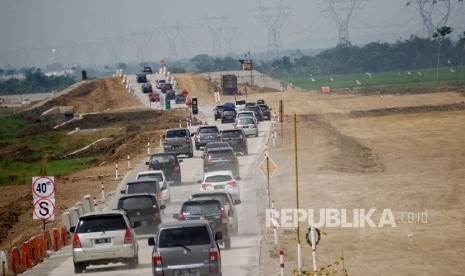 Kendaraan pemudik melintas di tol fungsional Brebes Timur- Gringsing, Jateng, Rabu (21/6).