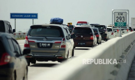 Kendaraan pemudik melintas di tol fungsional Pejagan-Pemalang, Kabupaten Tegal, Jawa Tengah, Rabu (13/6). 