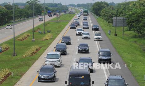 Kendaraan melintas menuju gerbang Tol Cipali. Arus lalu lintas di jalan Tol Cikopo-Palimanan (Cipali) terpantau ramai lancar meski terjadi peningkatan volume lalu lintas hingga 23,13 persen saat arus balik libur panjang perayaan Paskah 2021. 