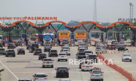 Kendaraan pemudik melintas menuju gerbang Tol Cipali, Palimanan, Cirebon, Jawa Barat, Kamis (24/12/2020). Arus mudik Natal dan Tahun Baru yang melewati Tol Cipali terpantau ramai lancar. 