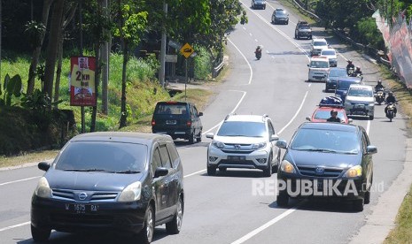 Kendaraan pemudik melintasi jalan nasional Salatiga-Solo di Ampel, Boyolali, Jawa Tengah, Rabu (13/6).