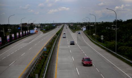 Kendaraan pemudik melintasi Jalan Tol Jombang-Mojokerto (Jomo), Kedungmlati, Kabupaten Jombang, Jawa Timur, Sabtu (30/4/2022). Astra Infra Group menunjukkan komitmen dan kesiapan untuk mendukung arus mudik melalui kampanye 