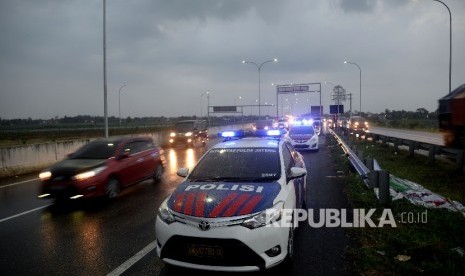  Kendaraan pemudik melintasi ruas jalan darurat Brebes- Gringsing jelang memasuki gerbang tol Kaligangsa, Jateng, Kamis (22/6). 