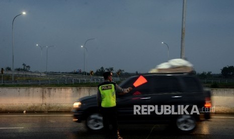  Kendaraan pemudik melintasi ruas jalan darurat Brebes- Gringsing jelang memasuki gerbang tol Kaligangsa, Jateng, Kamis (22/6). 