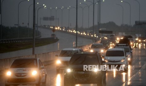 Kendaraan pemudik melintasi ruas jalan darurat Brebes- Gringsing jelang memasuki gerbang tol Kaligangsa, Jateng, Kamis (22/6).