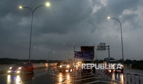 Kendaraan pemudik melintasi ruas jalan darurat Brebes- Gringsing jelang memasuki gerbang tol Kaligangsa, Jateng, Kamis (22/6).