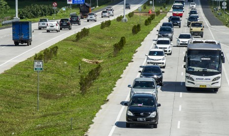 Kendaraan pemudik melintasi ruas jalan tol Cikopo - Palimanan, Cirebon, Jawa Barat, Kamis (30/6). (Antara/M Agung Rajasa)