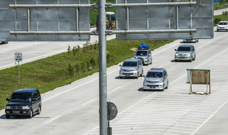 Kendaraan pemudik melintasi ruas jalan tol Cikopo - Palimanan, Cirebon, Jawa Barat, Kamis (30/6). 