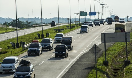 Kendaraan pemudik melintasi ruas jalan tol Cikopo-Palimanan, Cikampek, Jawa Barat, Kamis (30/6). 