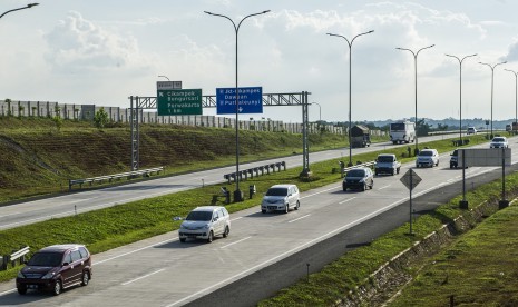 Kendaraan pemudik melintasi ruas jalan tol Cikopo-Palimanan, Cikampek, Jawa Barat, Kamis (30/6). 