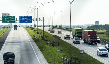 Kendaraan pemudik melintasi ruas jalan tol Cikopo-Palimanan, Cikampek, Jawa Barat, Kamis (30/6).