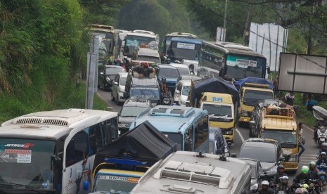 Kendaraan pemudik memadati ruas jalur Jalan Raya Nagreg, Kabupaten Bandung, Jawa Barat, Kamis (22/6). Dishub Kabupaten Bandung memprediksi puncak arus mudik Nagreg terjadi pada H-2 atau Jumat (23/6).