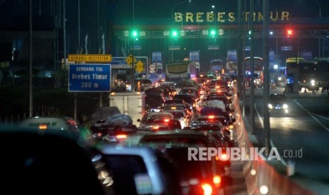  Kendaraan pemudik mengantre untuk keluar gerbang tol Brebes Timur, Jateng, Rabu (21/6) malam.