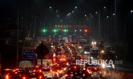 ilustrasi.  Kendaraan pemudik mengantre untuk keluar gerbang tol Brebes Timur, Jateng, Rabu (21/6) malam.