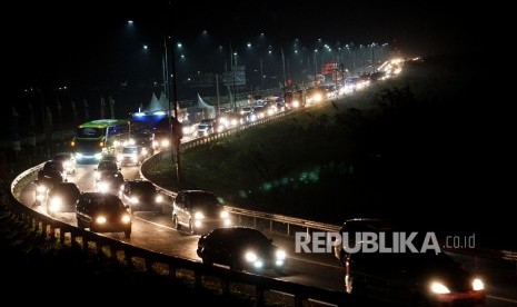 Kendaraan pemudik di gerbang tol Brebes Timur, Jawa Tengah.