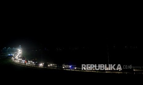 Kendaraan pemudik mengantre untuk keluar gerbang tol Brebes Timur, Jateng, Rabu (21/6) malam.