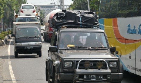 Kendaraan pemudik mulai melintas di Jalur Pantura, Tegal, Jawa Tengah, Minggu (26/6). 