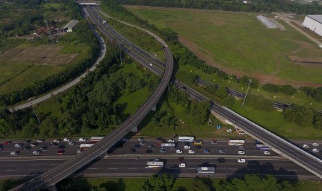 Kendaraan pemudik terjebak macet di jalan Tol Cikampek KM 66, Jawa Barat, Minggu (2/7). 