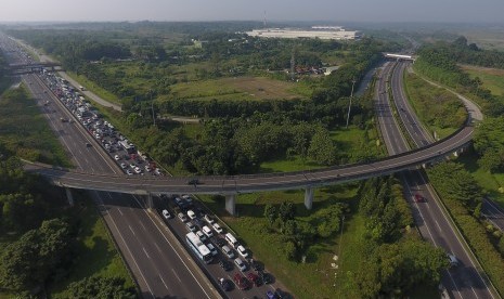 Lebaran travelers caught in traffic jam at Cikampek KM 66 toll road, West Java, Sunday (July 2, 2017). 