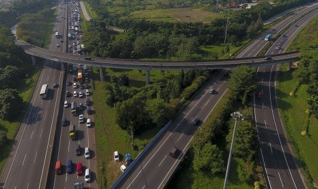 Kendaraan pemudik terjebak macet di jalan Tol Cikampek KM 66, Jawa Barat, Minggu (2/7). 