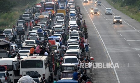 Kendaraan pemudik terjebak macet parah di Tol Pejagan, Jawa Tengah, Senin (4/7).  (Republika/Wihdan Hidayat)