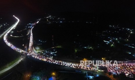 Kendaraan terjebak macet di Lampung (ilustrasi). Jajaran Direktorat Lalu Lintas (Ditlantas) Polda Lampung mengantisipasi potensi kemacetan selama libur panjang peringatan Isra Miraj dan Imlek.