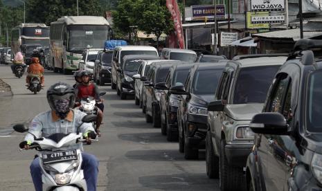 Kendaraan pemudik yang menuju Brebes melintasi ruas jalur tengah Ajibarang, Banyumas, Jawa Tengah, Sabtu (7/5/2022). Polisi sempat memperlakukan one way untuk mengurai kemacetan di simpang Ajibarang, pada Jumat (6/5/2022) malam, akibat bertambahnya volume kendaraan dari jalur selatan dan jalur tengah Jateng yang melintasi simpang Ajibarang menuju Brebes. 