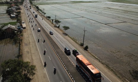 Kendaraan pemudik yang menuju ke Jakarta memadati jalur Pantura Lohbener, Indramayu, Jawa Barat, Senin (10/6/2019).