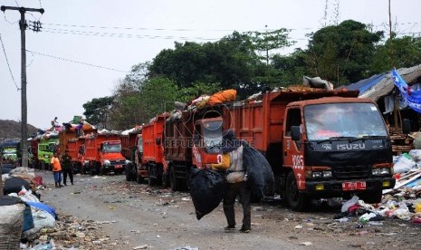 Kendaraan pengakut sampah menunggu antrian bongkar muatan di TPST Bantar Gebang,Bekasi, Jawa Barat, Kamis (5/11).