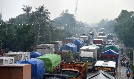   Kendaraan pengangkut barang terjebak kemacetan panjang di jalur Pantura, Pamanukan, Subang, Jawa Barat, Rabu (2/1) akibat jalan amblas. 