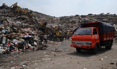 Kendaraan pengangkut sampah melintas di TPST Bantar Gebang,Bekasi, Jawa Barat, Kamis (5/11).