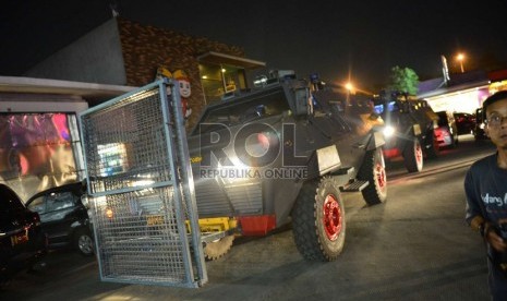   Kendaraan perintis Barracuda di rest area Tol Cikampek, mengangkut para pemain Persib menuju tempat yang dirahasiakan, Sabtu (22/6).  (Republika/Yogi Ardhi)